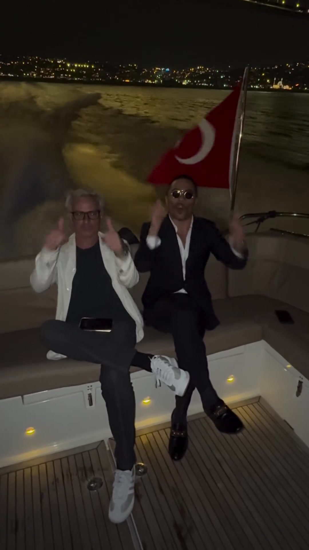 太爽啦！穆里尼奥和撒盐哥在豪华游艇享受土耳其时光