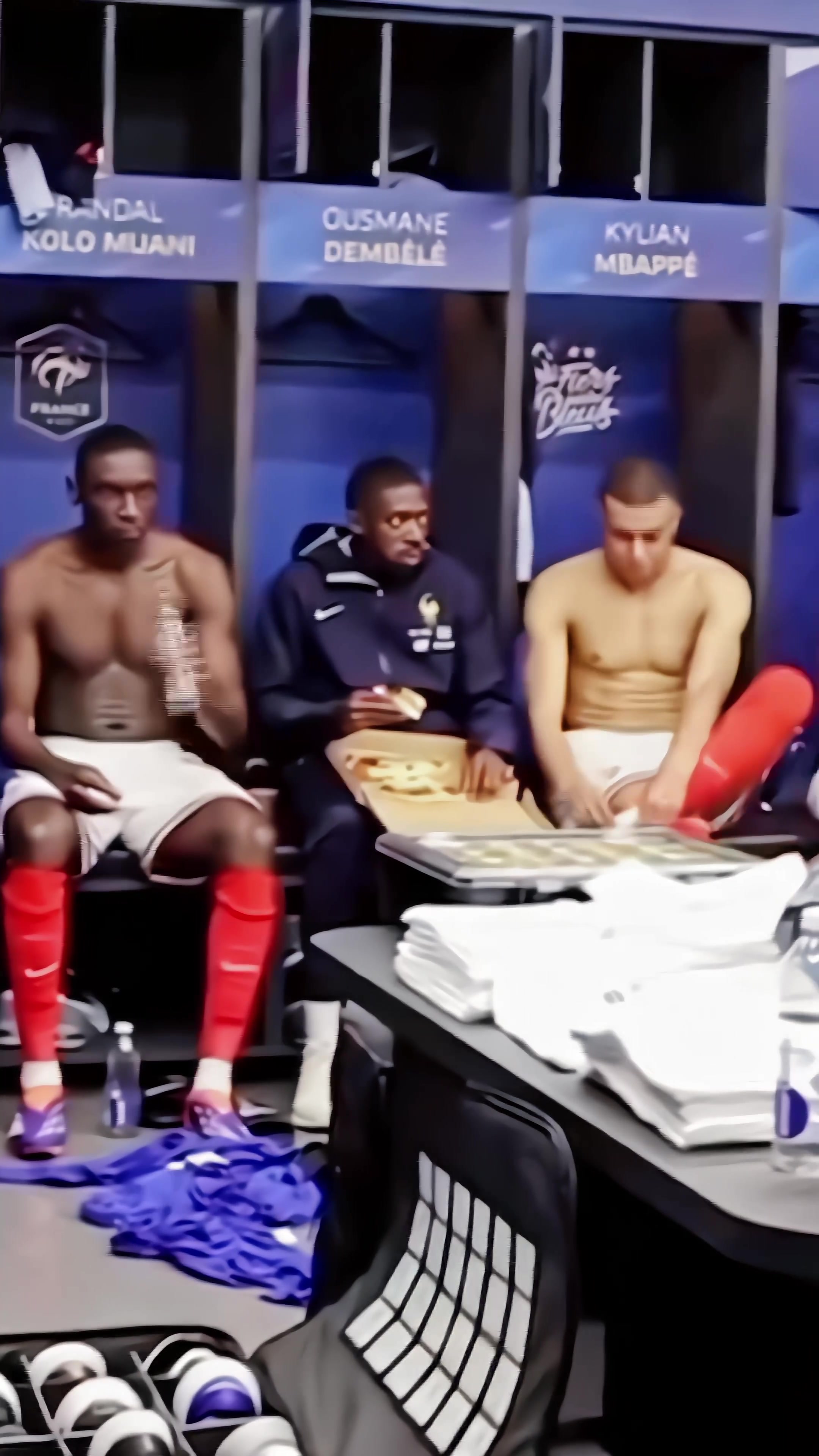 法国队主教练讲战术时登贝莱吃着东西听，这是有多饿