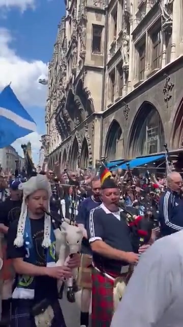 现场演奏风笛，狂欢氛围拉满！20万苏格兰球迷抵达慕尼黑