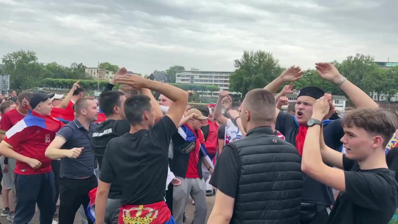 塞尔维亚球迷在英格兰球迷面前高喊普京的名字